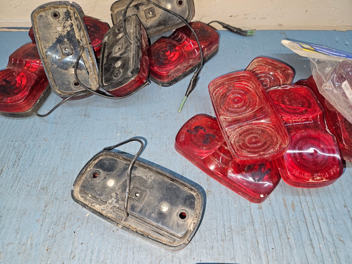 Marker light red