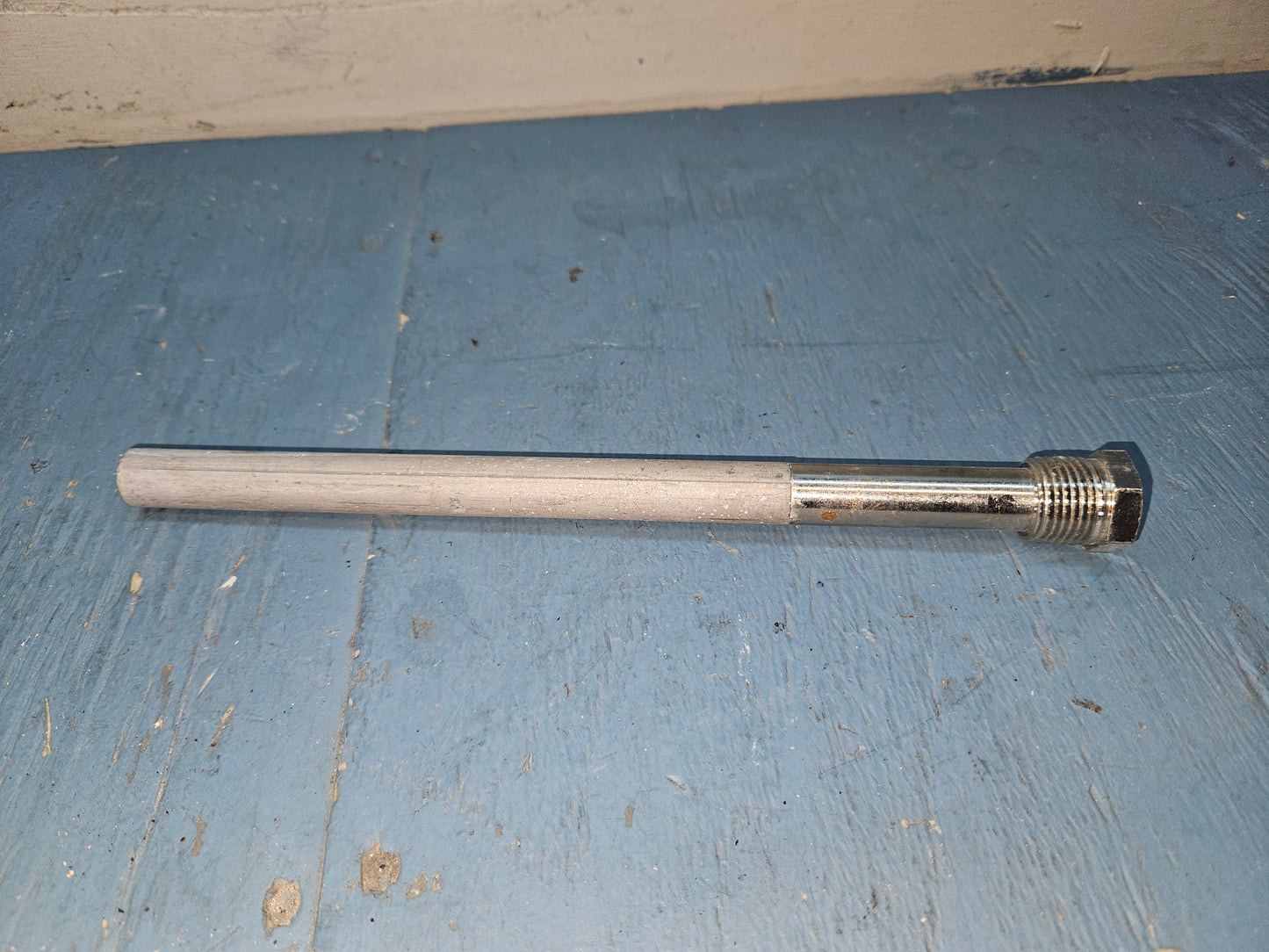 Hot water tank anode rod