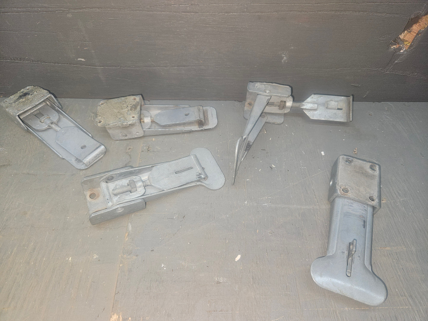 Tent trailer tie down latch
