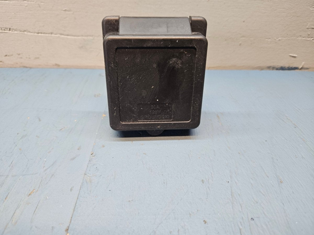 Twist lock receptacle 30 amp