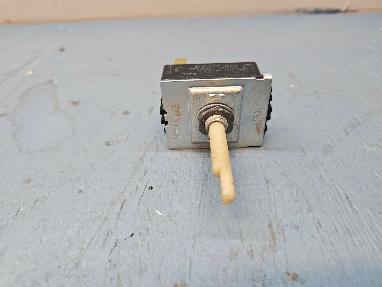 Ac switch Dometic