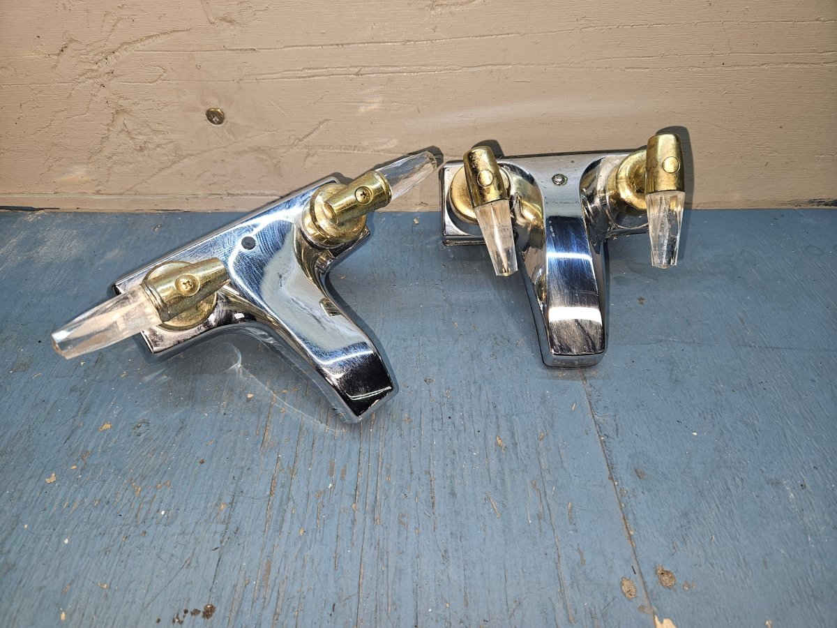 Bathroom sink faucet chrome