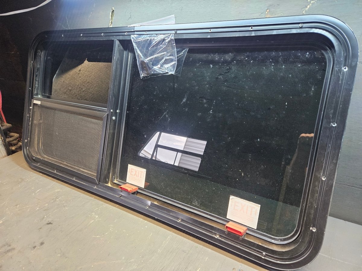 Escape combo crank out window black