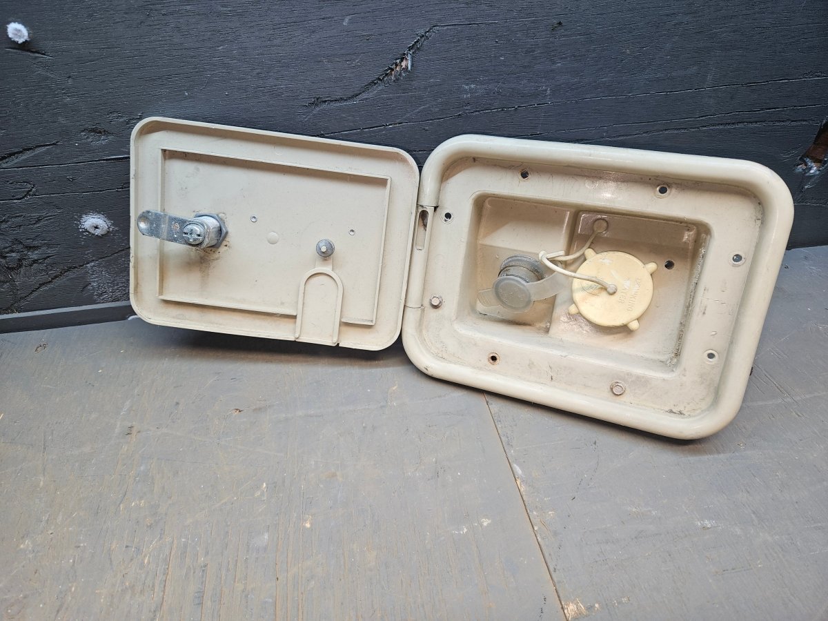 Access hatch water and electrical