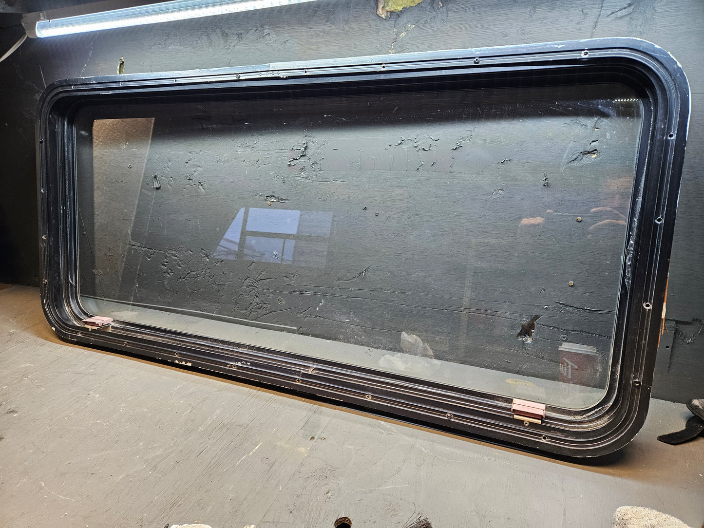 Escape window black