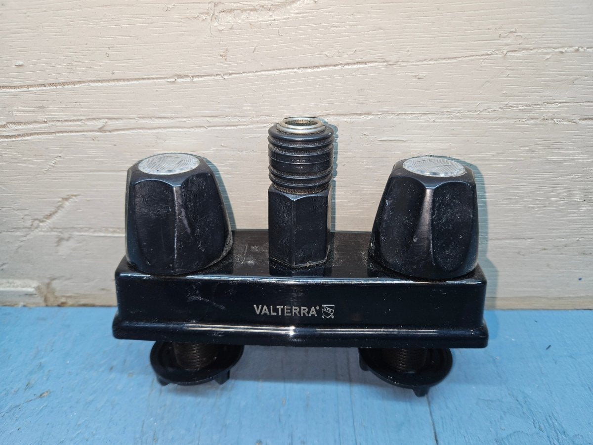 Outdoor quick connect taps