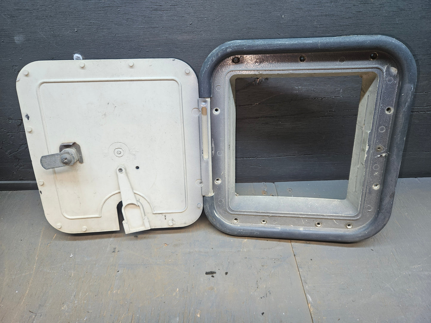 Access hatch electrical