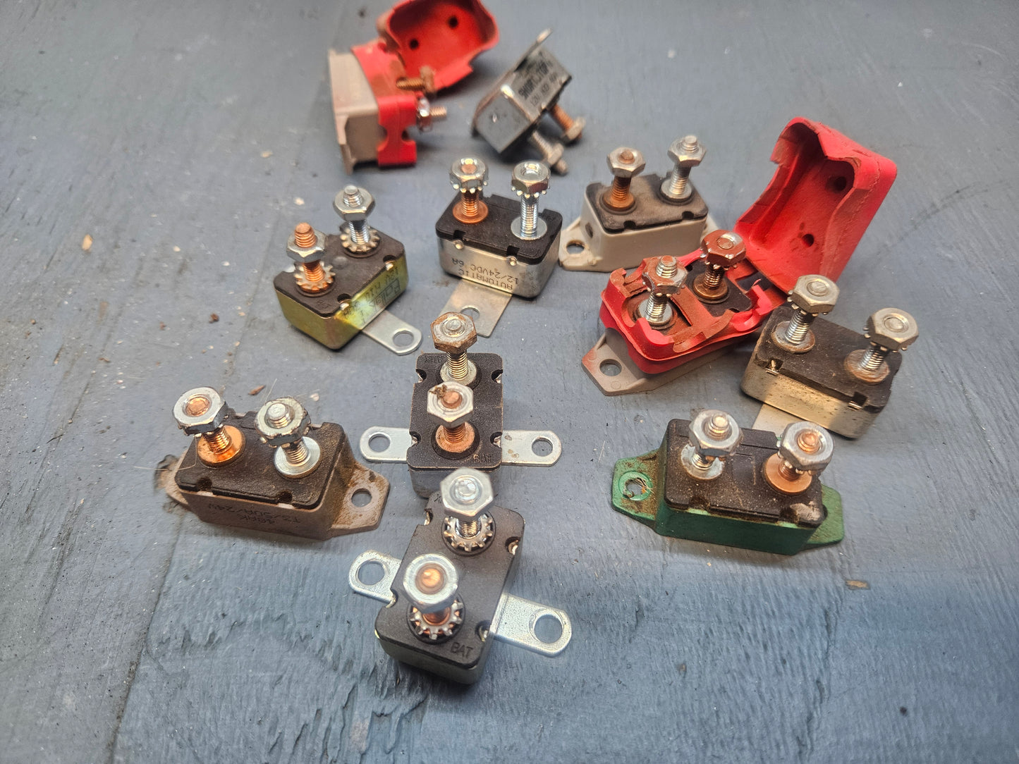 Auto reset circuit breaker