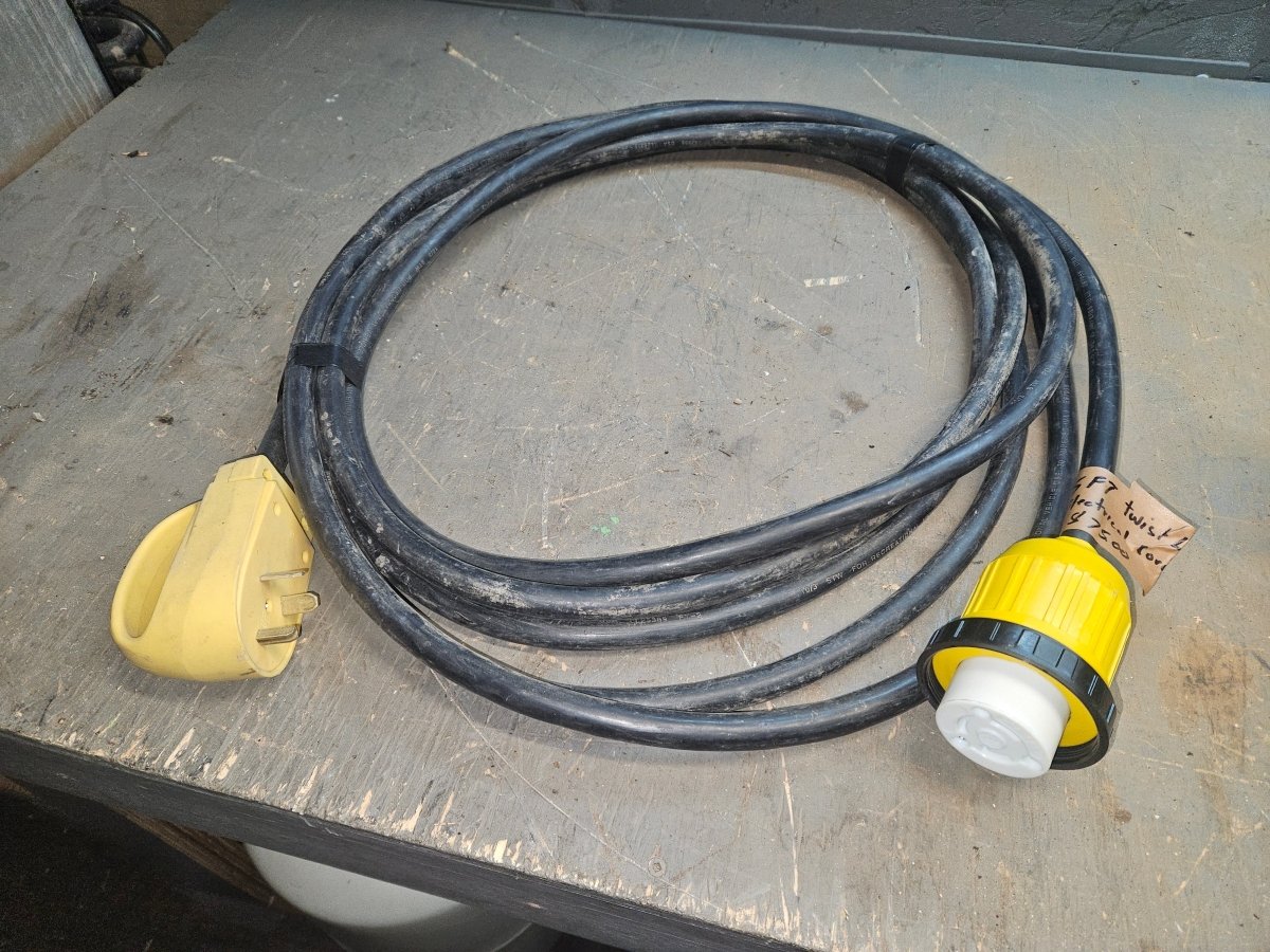 Twist lock power cord