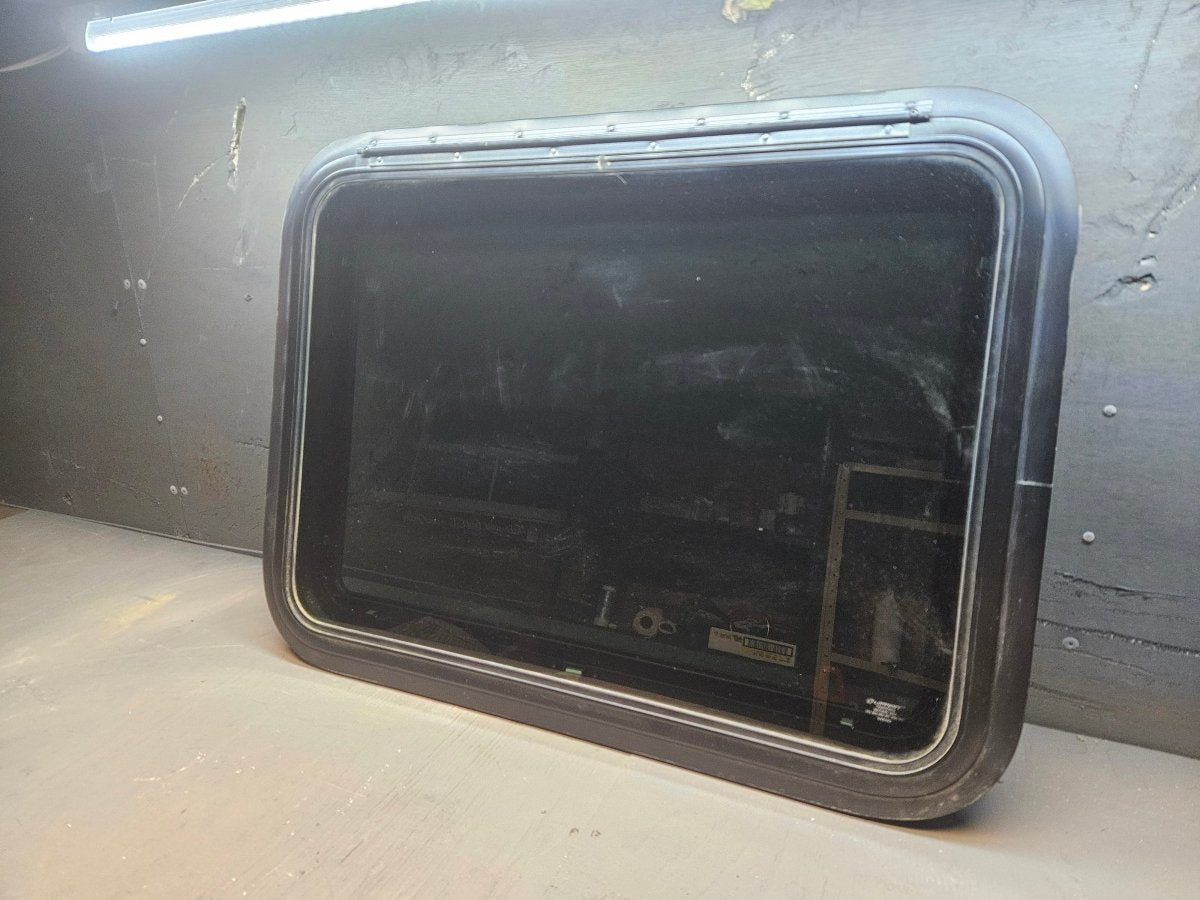 escape window (black)