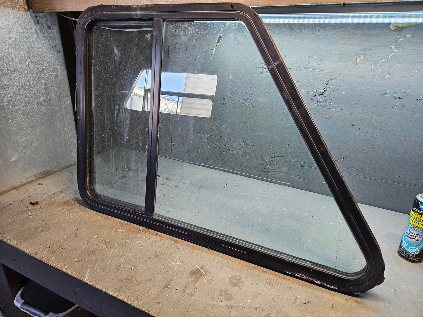 Angle window slider black