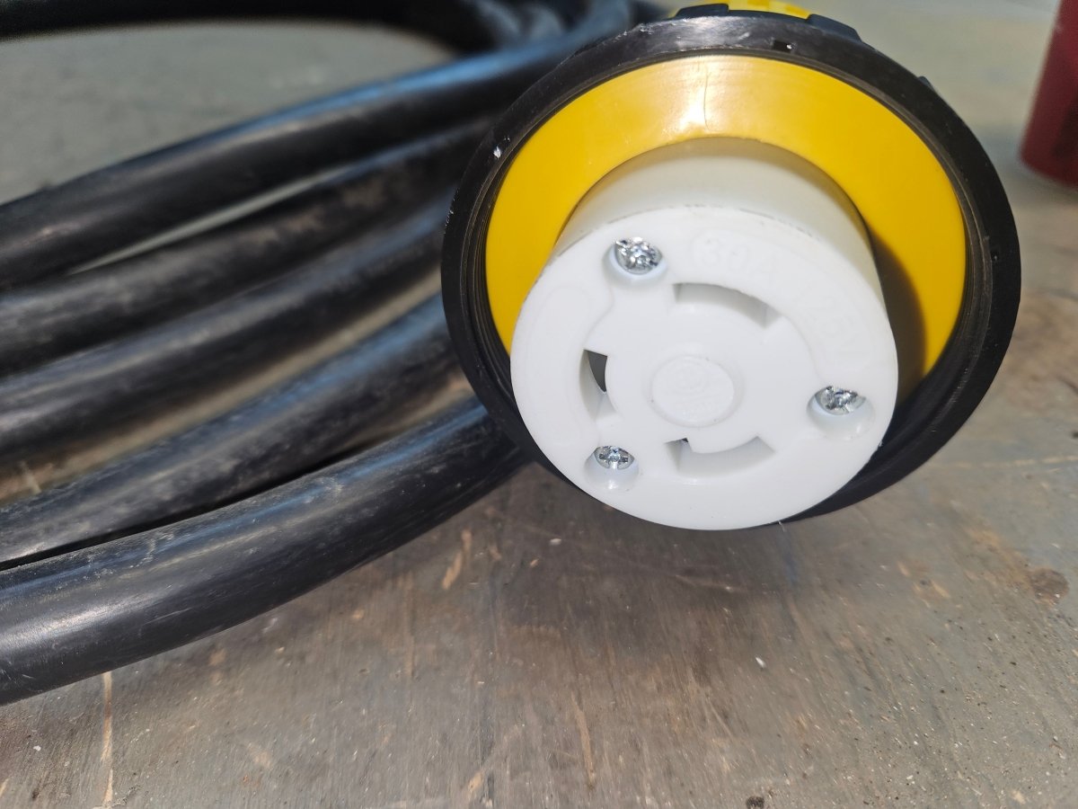 Twist lock power cord