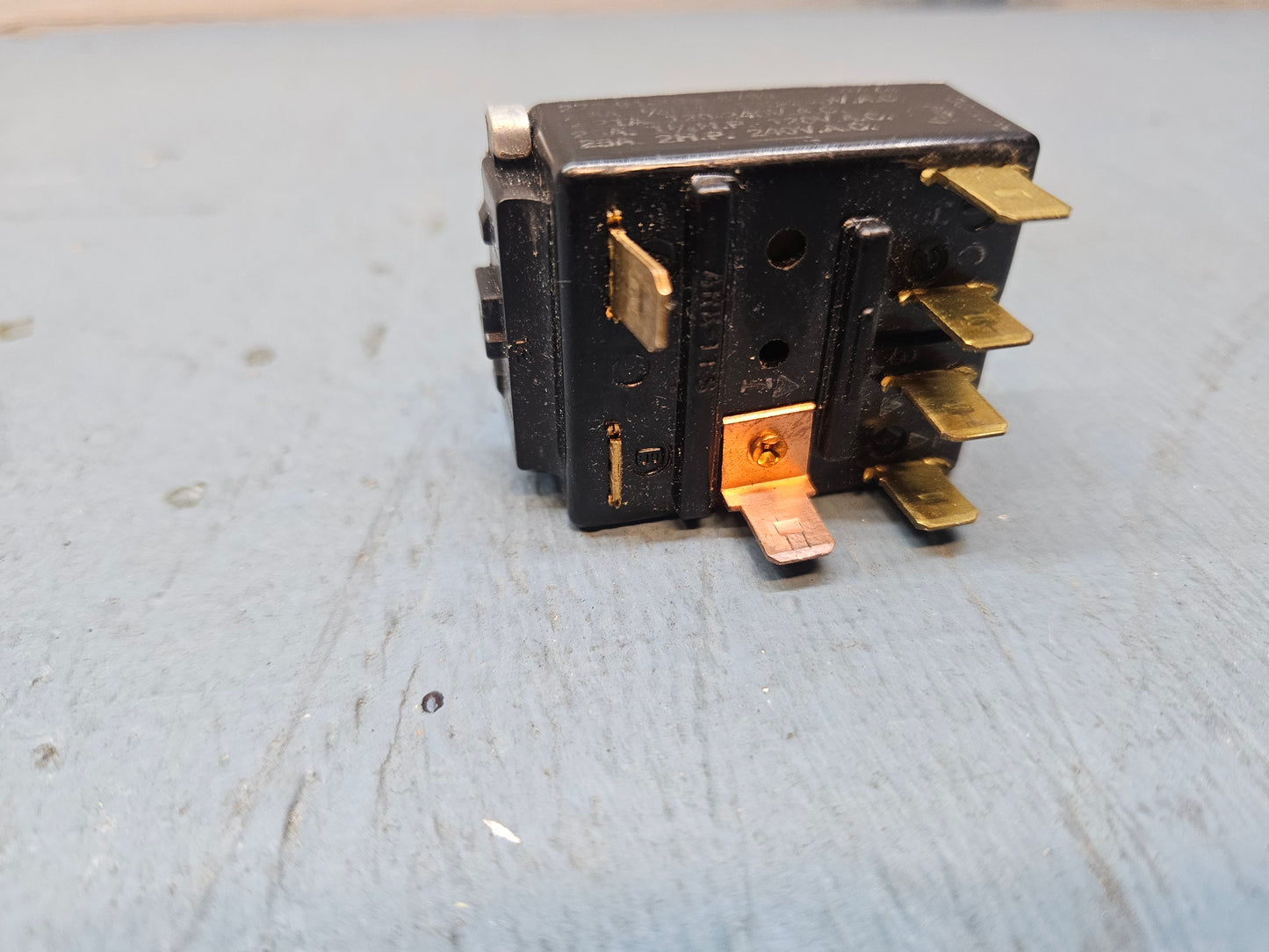 Ac switch Dometic