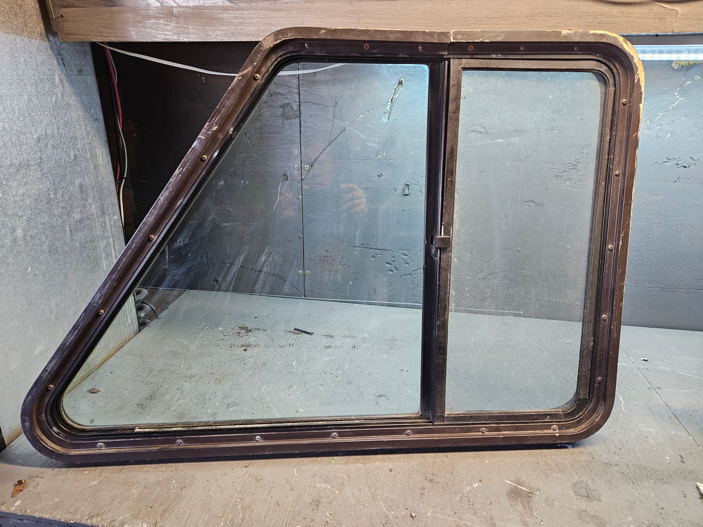 Angle window slider black