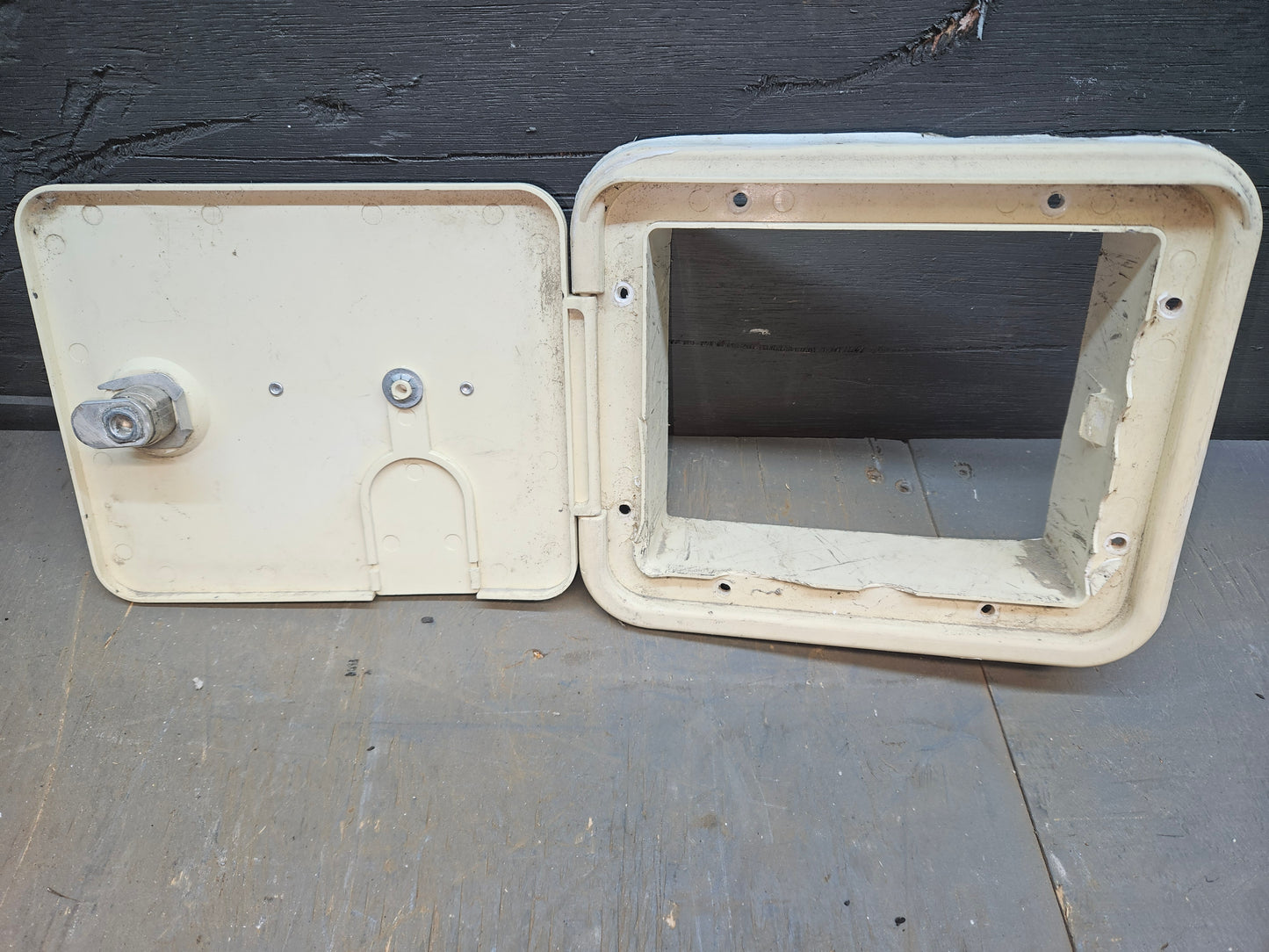 Access hatch electrical