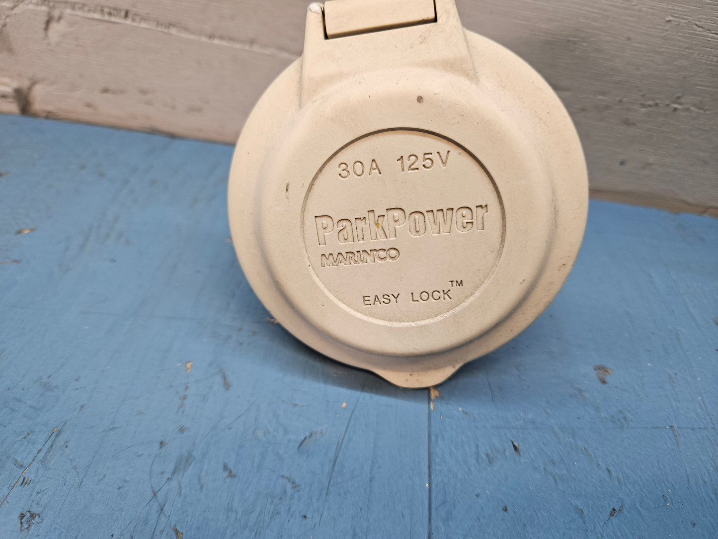 Twist lock power cord receptacle 30amp
