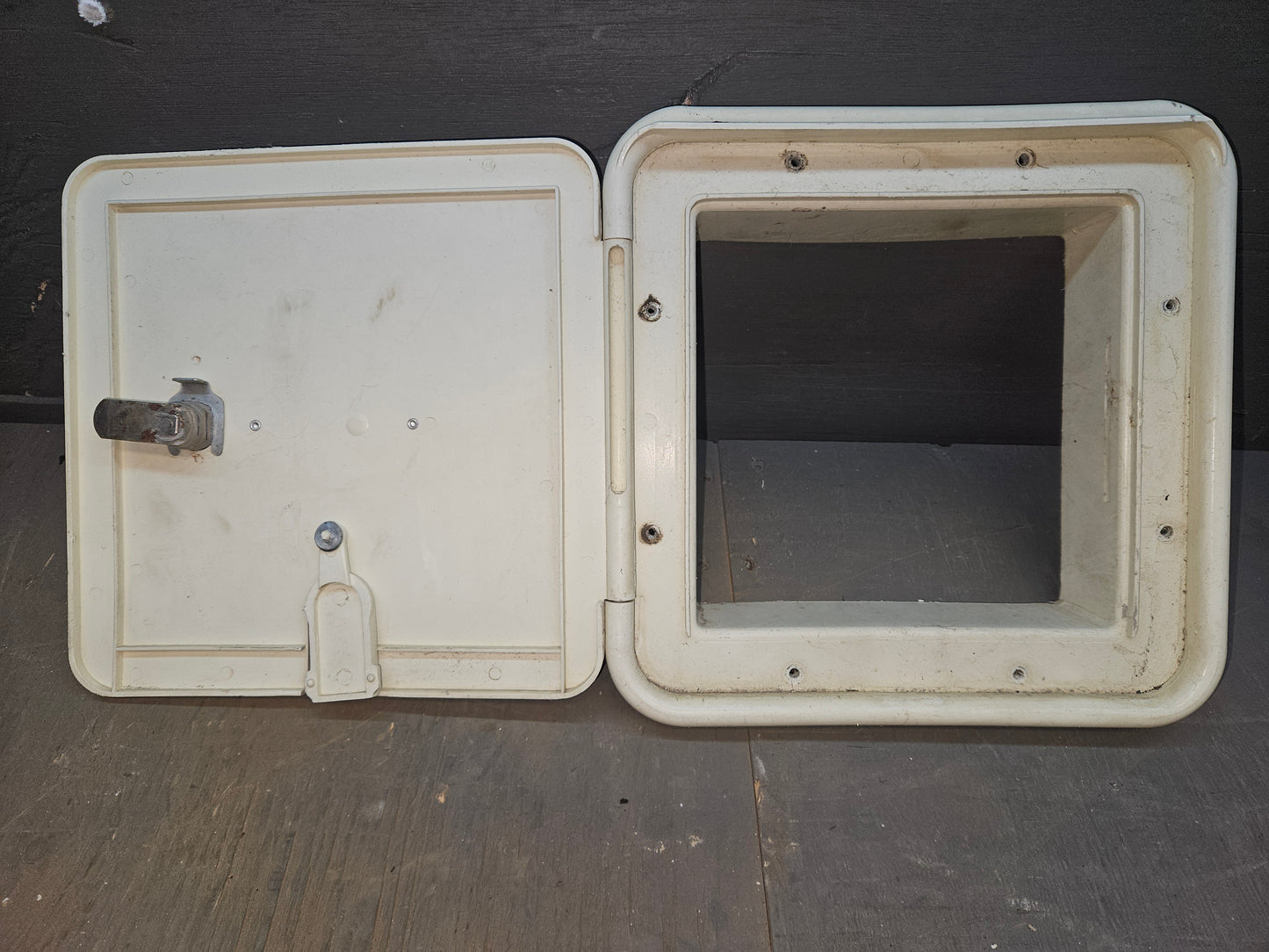Access hatch electrical