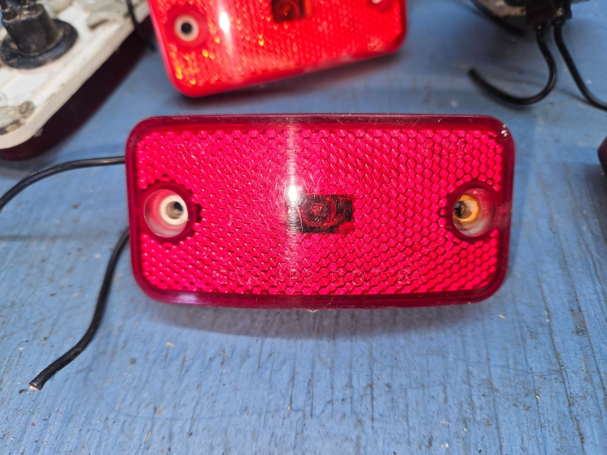Marker light red