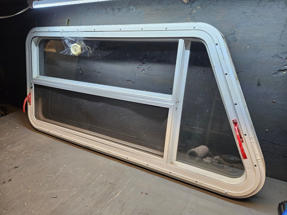Escape window angle white