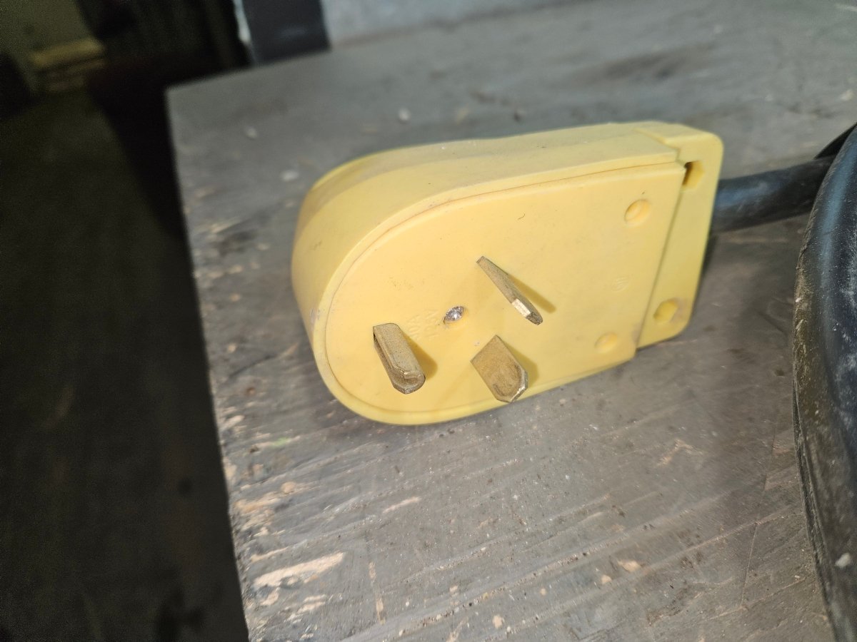 Twist lock power cord