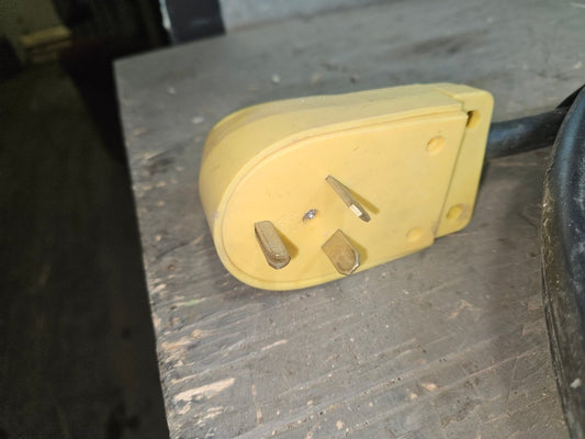 Twist lock power cord