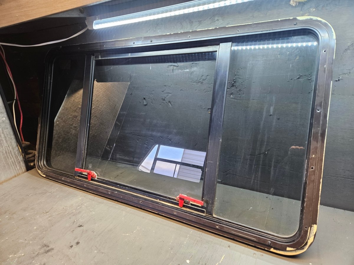 Escape window black