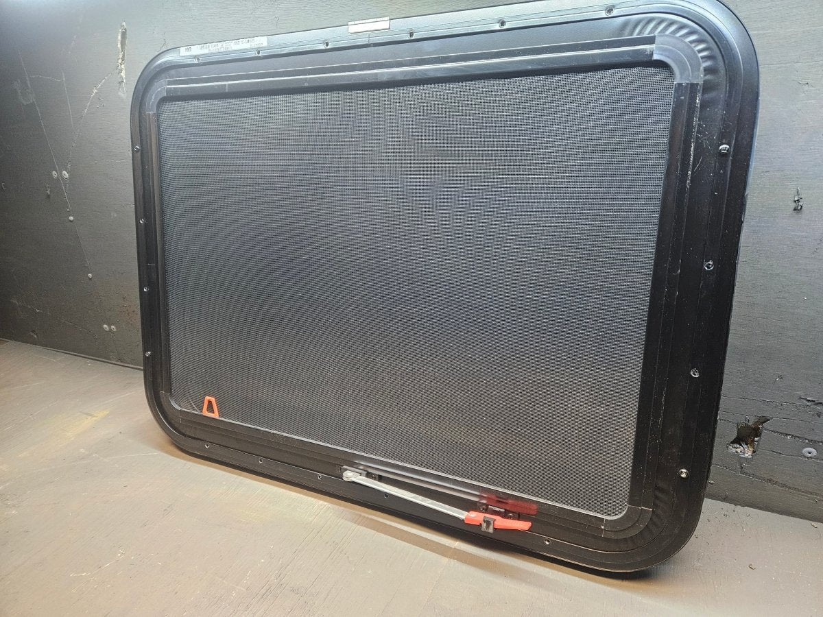 escape window (black)